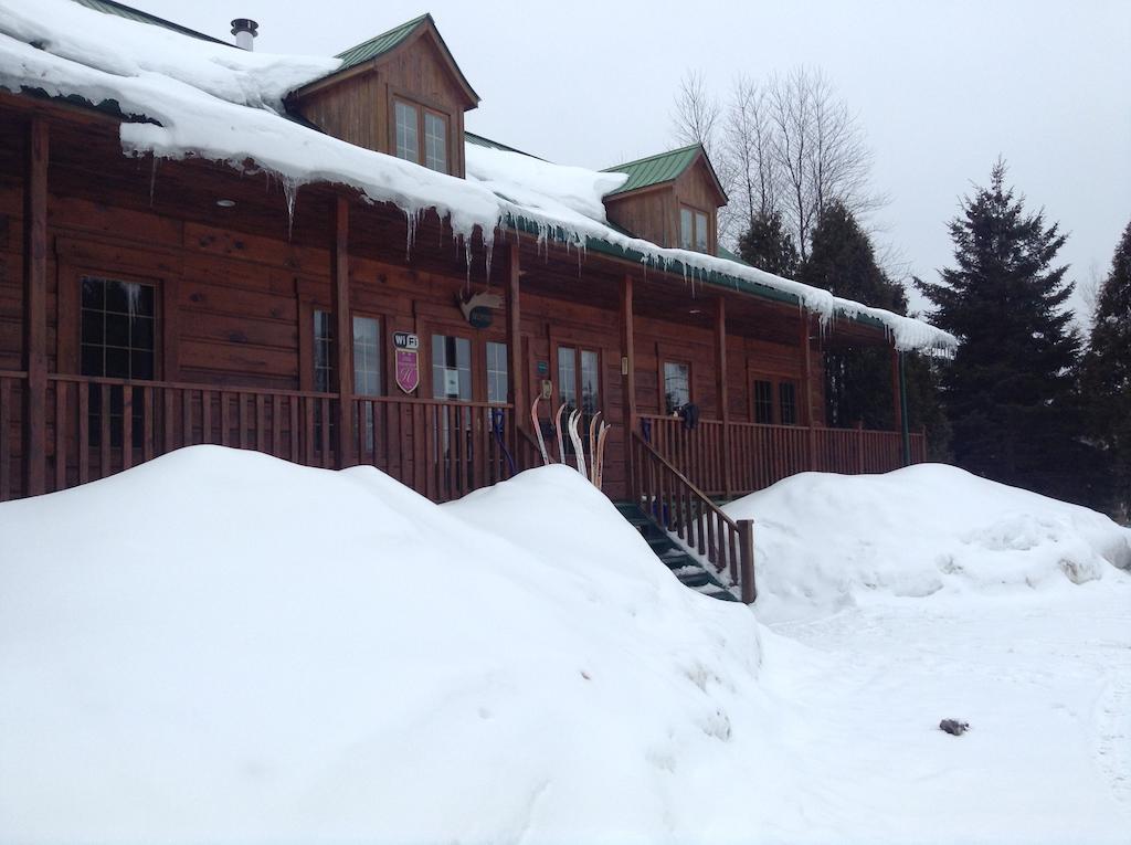 Aux Berges Du St-Maurice Hotel Saint-Jean-des Piles Buitenkant foto